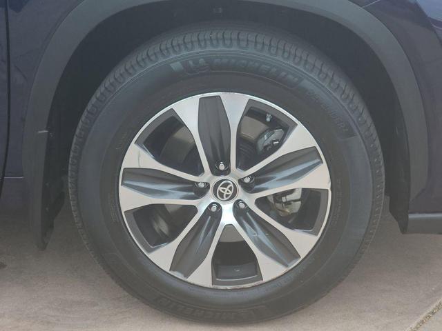 Photo of 2022 Midnight Black Metallic Toyota Highlander Hybrid