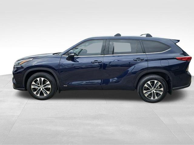Photo of 2022 Midnight Black Metallic Toyota Highlander Hybrid