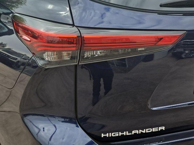 Photo of 2022 Midnight Black Metallic Toyota Highlander Hybrid