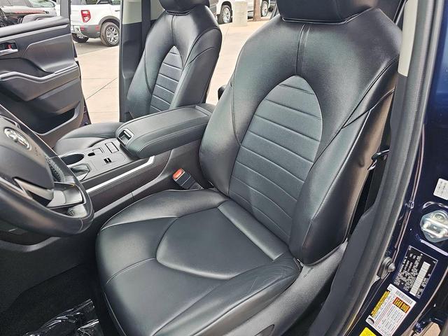 Photo of 2022 Midnight Black Metallic Toyota Highlander Hybrid