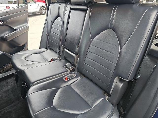 Photo of 2022 Midnight Black Metallic Toyota Highlander Hybrid