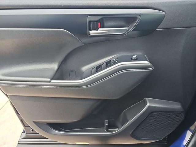 Photo of 2022 Midnight Black Metallic Toyota Highlander Hybrid