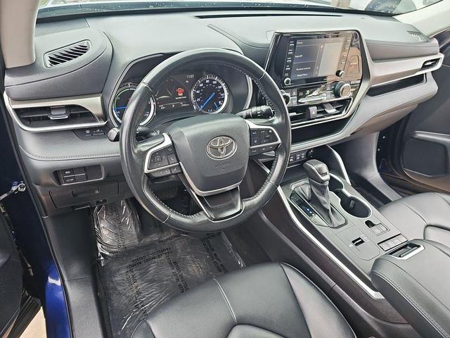 Photo of 2022 Midnight Black Metallic Toyota Highlander Hybrid