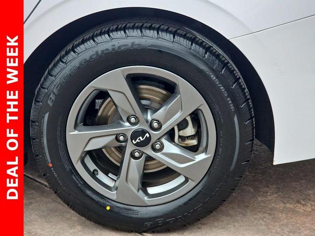 Photo of 2023 Glacial White Pearl Kia K5