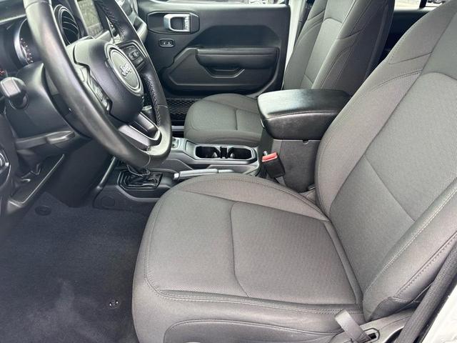 Photo of 2022 Bright White Clearcoat Jeep Gladiator