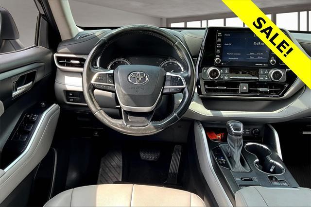 Photo of 2022 Midnight Black Metallic Toyota Highlander