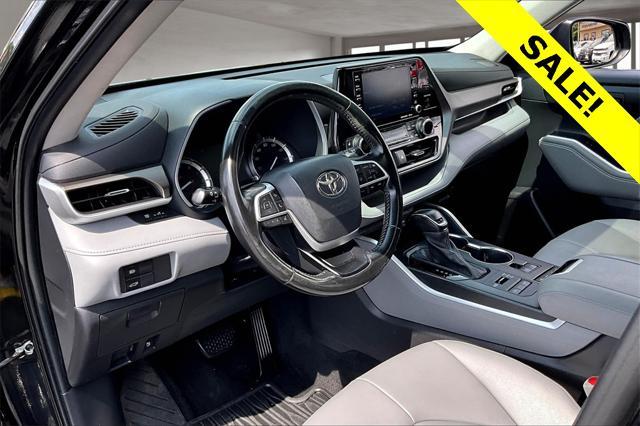 Photo of 2022 Midnight Black Metallic Toyota Highlander