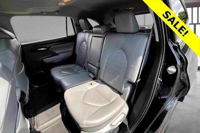 Photo of 2022 Midnight Black Metallic Toyota Highlander