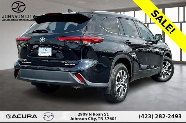 Photo of 2022 Midnight Black Metallic Toyota Highlander