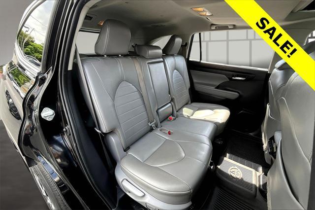 Photo of 2022 Midnight Black Metallic Toyota Highlander