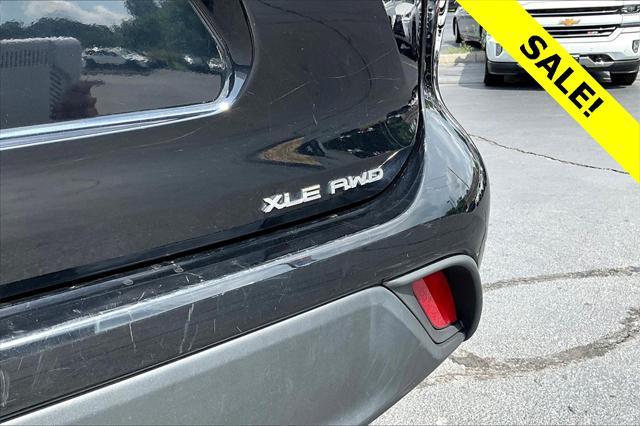 Photo of 2022 Midnight Black Metallic Toyota Highlander