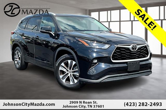 Photo of 2022 Midnight Black Metallic Toyota Highlander