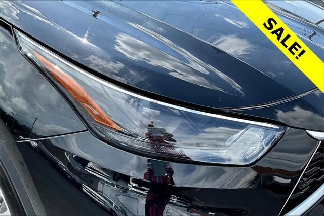Photo of 2022 Midnight Black Metallic Toyota Highlander