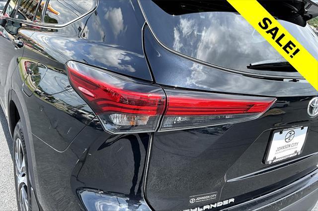 Photo of 2022 Midnight Black Metallic Toyota Highlander
