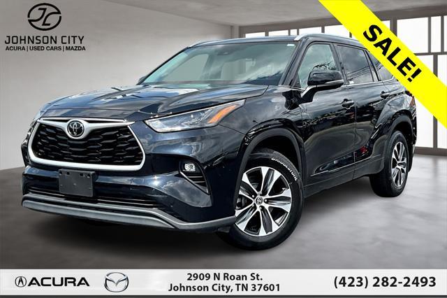 Photo of 2022 Midnight Black Metallic Toyota Highlander