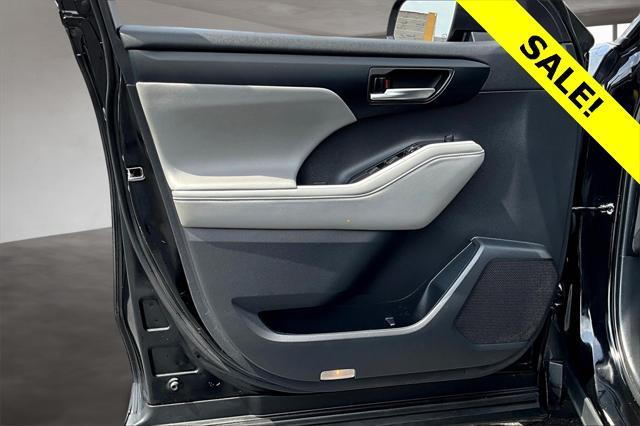 Photo of 2022 Midnight Black Metallic Toyota Highlander