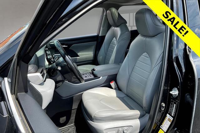 Photo of 2022 Midnight Black Metallic Toyota Highlander