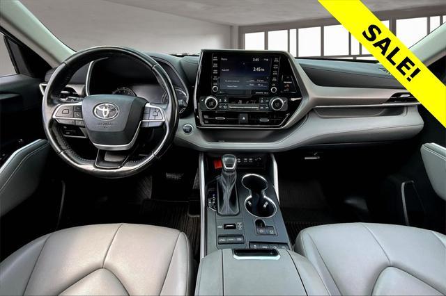 Photo of 2022 Midnight Black Metallic Toyota Highlander
