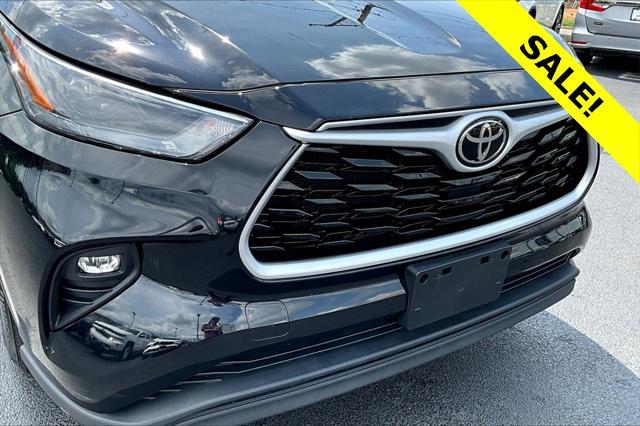 Photo of 2022 Midnight Black Metallic Toyota Highlander