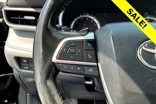Photo of 2022 Midnight Black Metallic Toyota Highlander