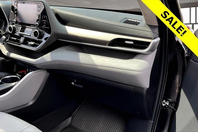 Photo of 2022 Midnight Black Metallic Toyota Highlander