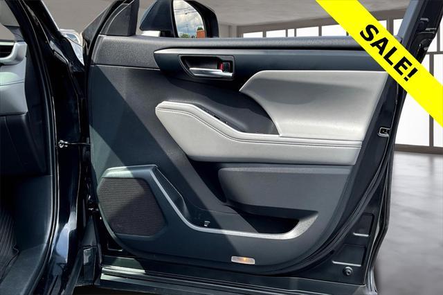 Photo of 2022 Midnight Black Metallic Toyota Highlander