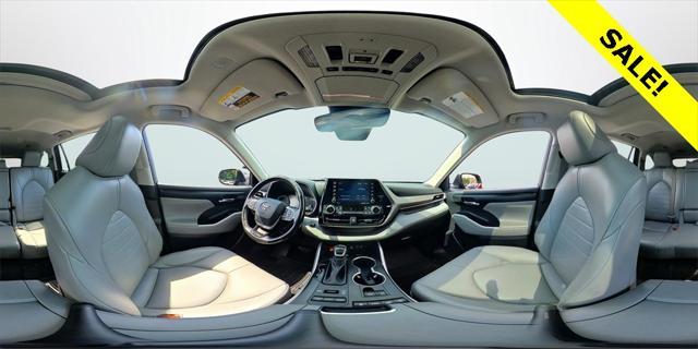 Photo of 2022 Midnight Black Metallic Toyota Highlander