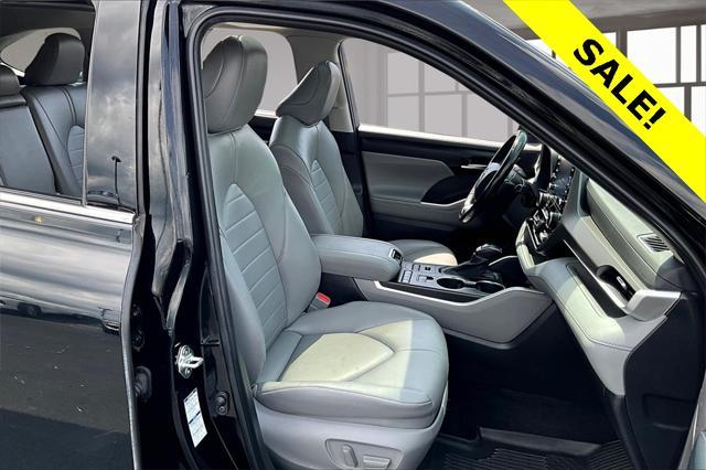 Photo of 2022 Midnight Black Metallic Toyota Highlander