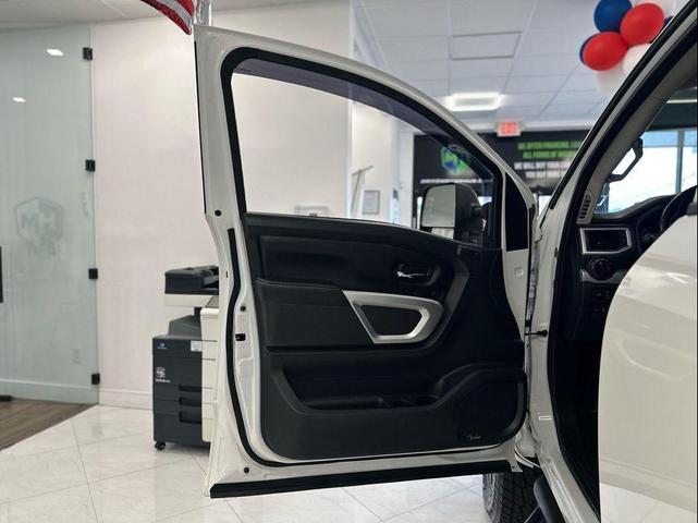 Photo of 2019 Pearl White Nissan Titan