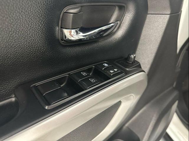 Photo of 2019 Pearl White Nissan Titan