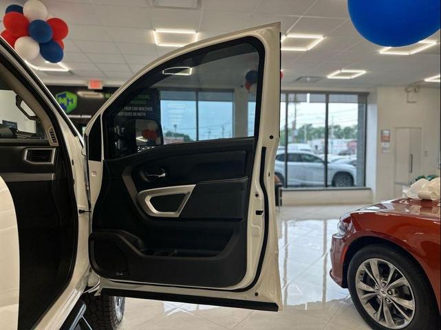 Photo of 2019 Pearl White Nissan Titan