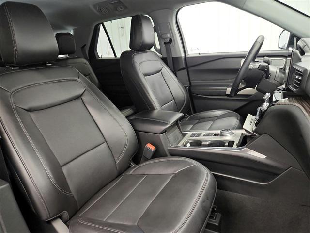 Photo of 2024 ICONIC SILVER METALLIC Ford Explorer