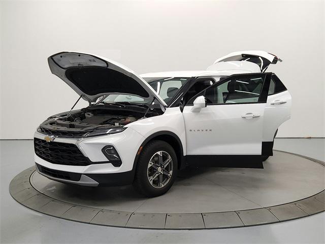 Photo of 2024 Summit White Chevrolet Blazer