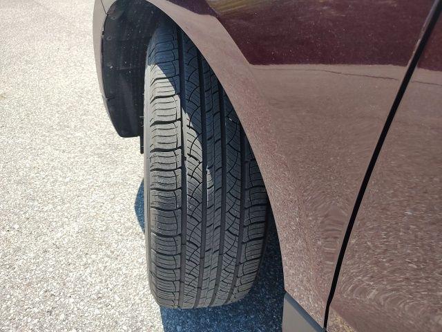 Photo of 2024 Burgundy Velvet Metallic Tinted Clearcoat Ford Edge
