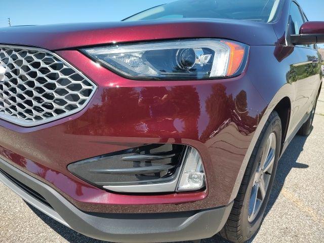 Photo of 2024 Burgundy Velvet Metallic Tinted Clearcoat Ford Edge