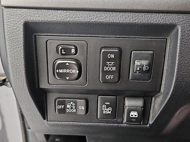 Photo of 2017 Gray Toyota Tundra