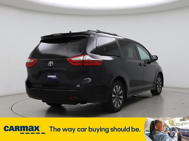 Photo of 2018 Black Toyota Sienna
