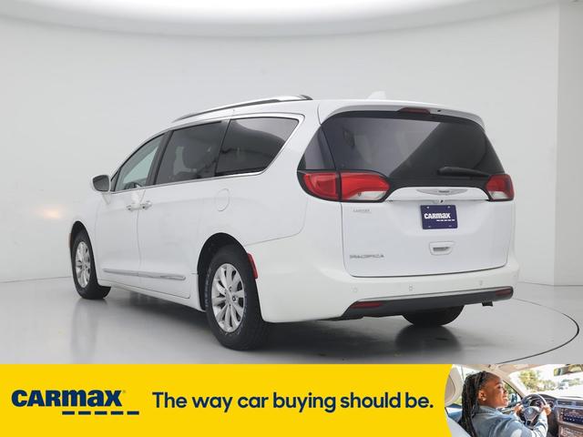 Photo of 2018 White Chrysler Pacifica