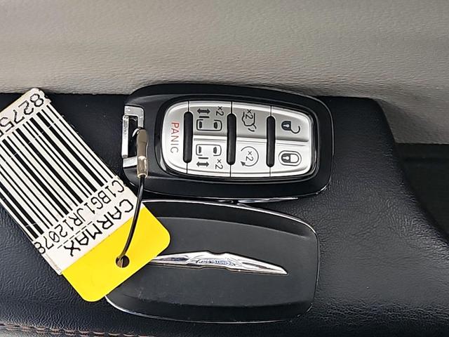 Photo of 2018 White Chrysler Pacifica