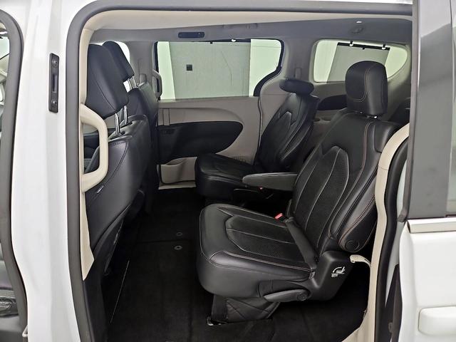 Photo of 2018 White Chrysler Pacifica