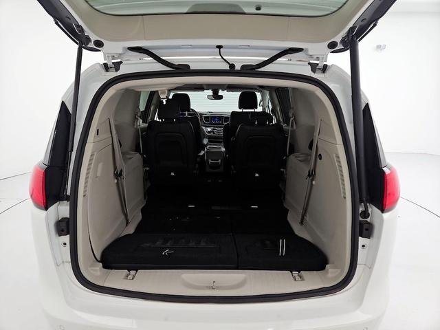 Photo of 2018 White Chrysler Pacifica