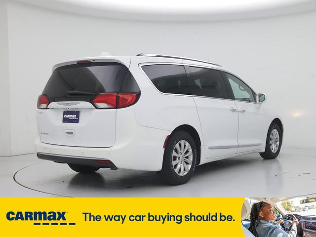 Photo of 2018 White Chrysler Pacifica