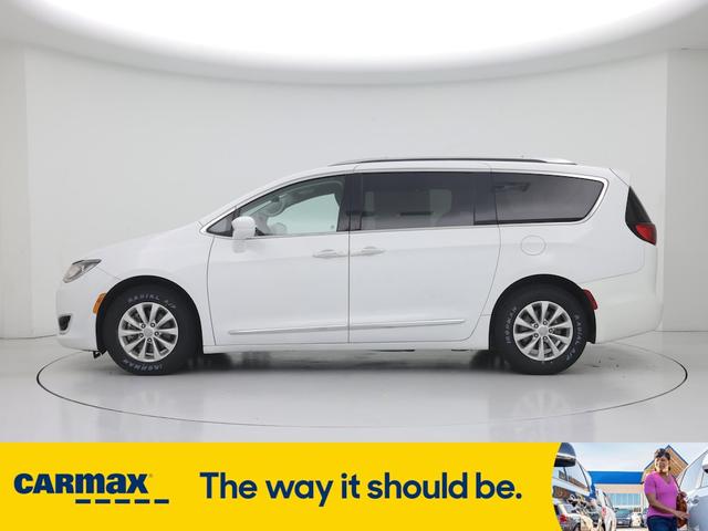 Photo of 2018 White Chrysler Pacifica