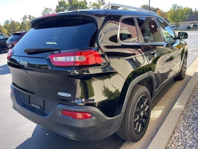 Photo of 2017 Diamond Black Jeep Cherokee