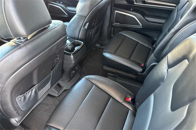Photo of 2024 Glacial White Pearl Kia Telluride