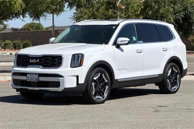 Photo of 2024 Glacial White Pearl Kia Telluride