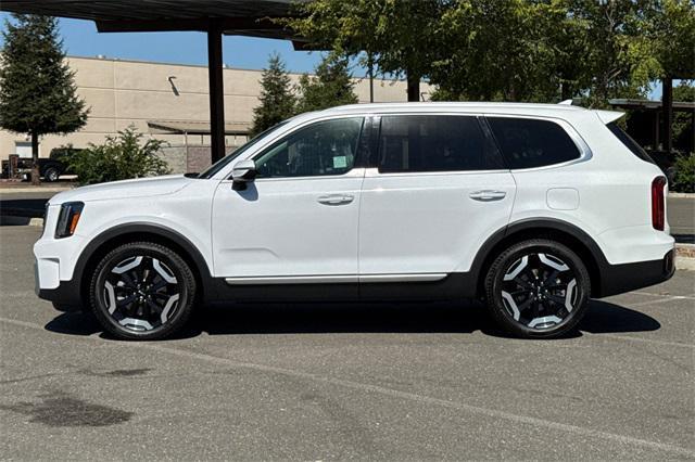 Photo of 2024 Glacial White Pearl Kia Telluride