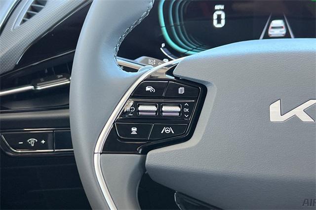 Photo of 2025 Snow White Pearl Kia Niro