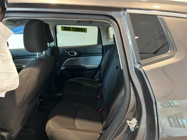 Photo of 2022 Granite Crystal Metallic Clearcoat Jeep Compass