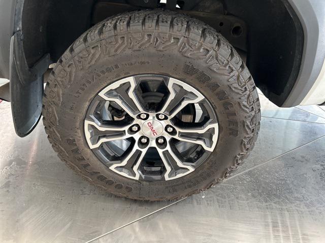 Photo of 2024 Summit White GMC Canyon
